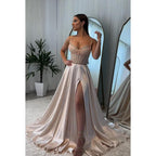 Wunderschönes und bezauberndes A-Linien-Ballkleid mit Spaghettiträgern und Schlitz