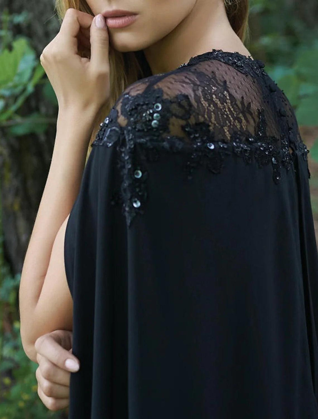 Etui-/Säulen-Abendkleid, elegantes Kleid, formeller Abend, bodenlang, kurze Ärmel, Illusionsausschnitt, Herbst, Hochzeitsgast, Stretchstoff mit Spitzeneinsatz, Applikationen
