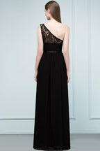 Bodenlanges A-Linien-Brautjungfernkleid aus Spitzenchiffon mit One-Shoulder-Träger und Schärpe