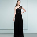 Bodenlanges A-Linien-Brautjungfernkleid aus Spitzenchiffon mit One-Shoulder-Träger und Schärpe