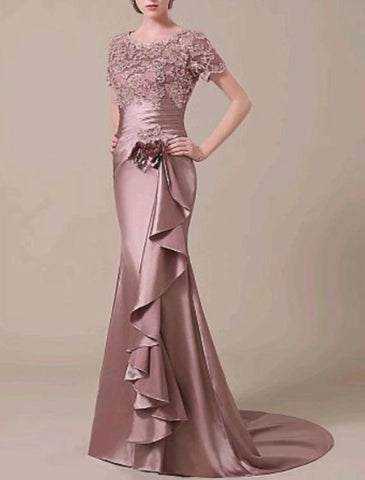 Meerjungfrau/Trompete Elegantes formelles Abendkleid Rundhals Kurzarm Sweep/Pinselschleppe Spitze mit gerüschten Rüschen Applikationen