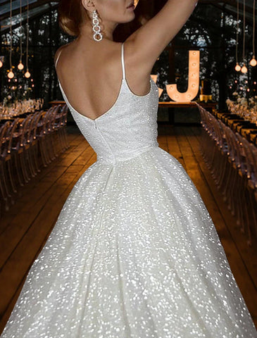 Robes de mariée décontractées Hall Sparkle &amp; Shine A-Line Camisole Col en V Spaghetti Strap Balayage / Brosse Train Paillettes Robes de mariée avec couleur unie Été Automne Fête de mariage