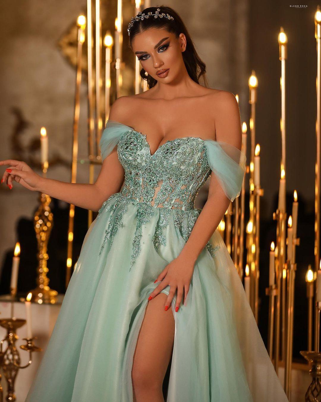 Glamouröses langes, schulterfreies Ballkleid in A-Linie mit Spitzenbesatz und Schlitz