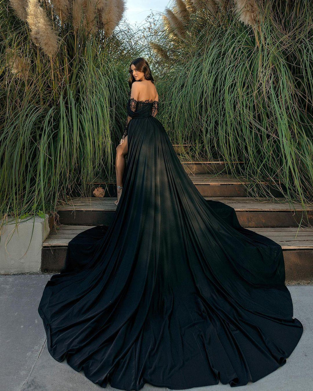 Glamouröses langes schwarzes schulterfreies Abendkleid aus Spitze mit Schlitz