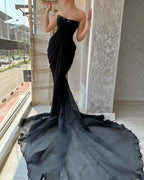 Glamoroso vestido de fiesta negro largo sin tirantes y con abertura frontal