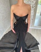 Glamoroso vestido de fiesta negro largo sin tirantes y con abertura frontal