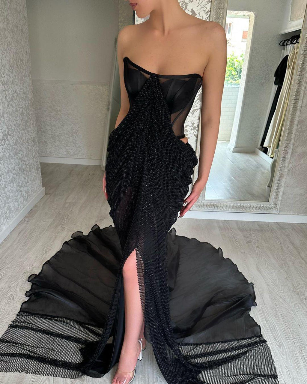 Glamoroso vestido de fiesta negro largo sin tirantes y con abertura frontal