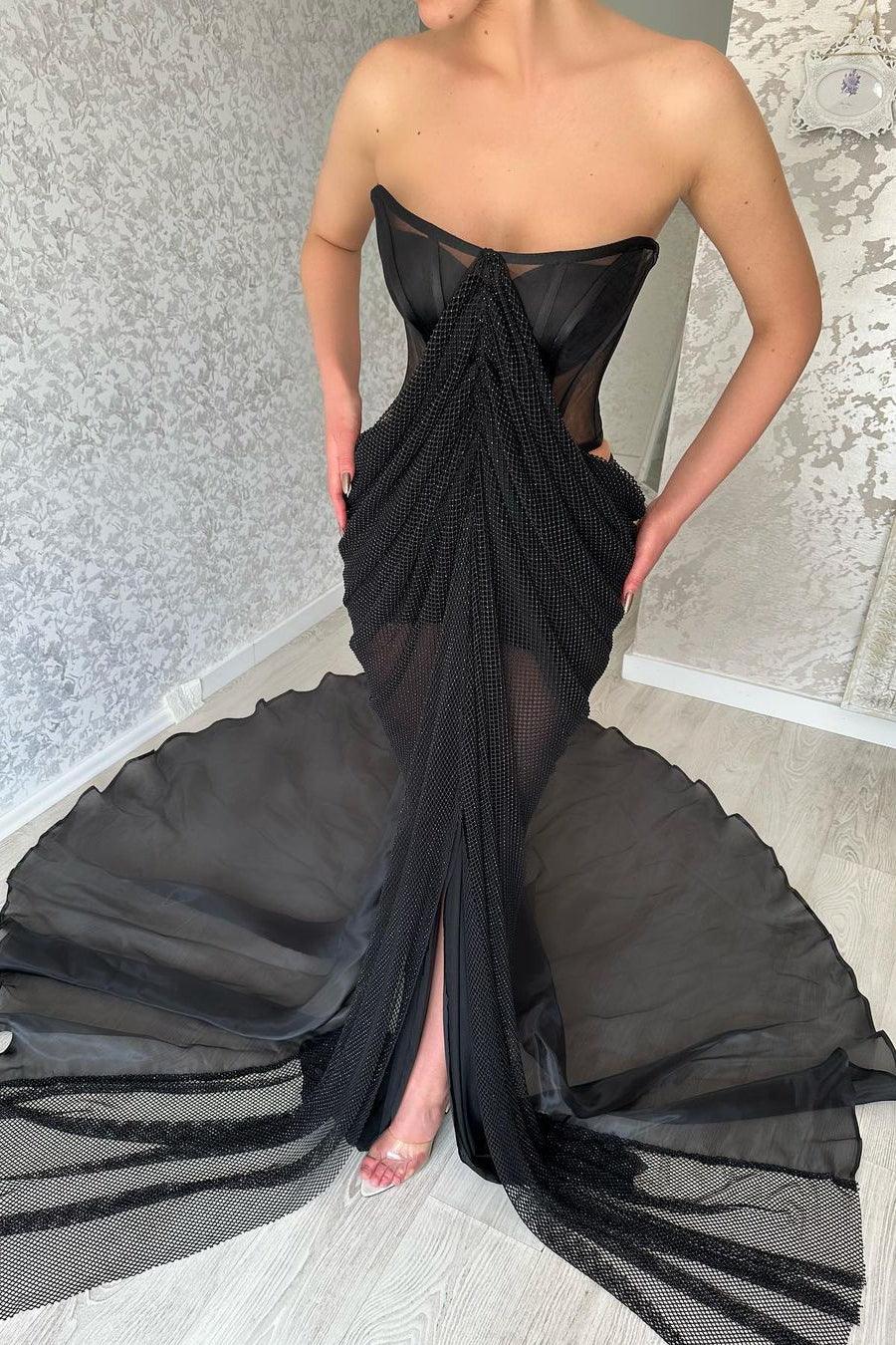 Glamoroso vestido de fiesta negro largo sin tirantes y con abertura frontal