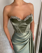 Glamouröses langes grünes trägerloses Samt-Ballkleid mit Schlitz