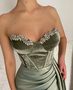 Glamouröses langes grünes trägerloses Samt-Ballkleid mit Schlitz