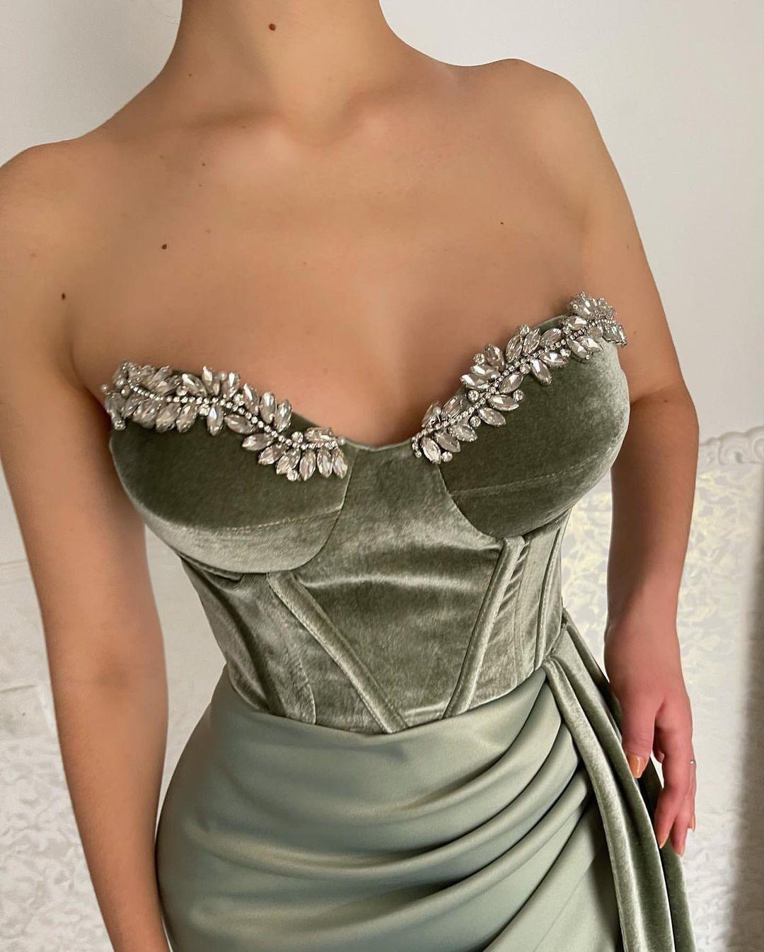 Glamouröses langes grünes trägerloses Samt-Ballkleid mit Schlitz