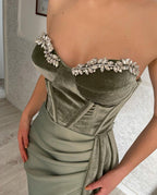 Glamouröses langes grünes trägerloses Samt-Ballkleid mit Schlitz