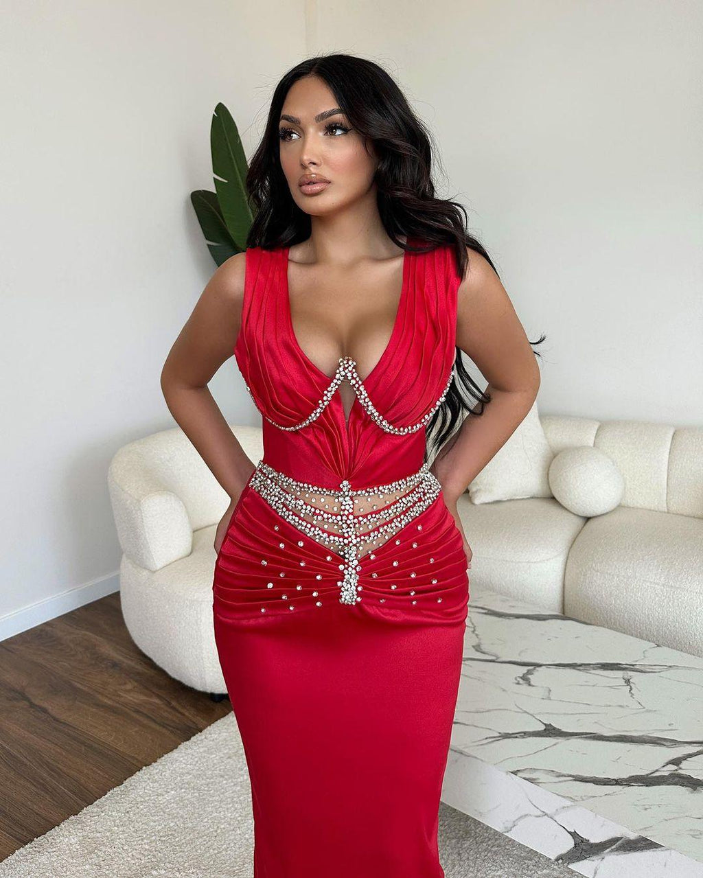 Vestido de fiesta glamuroso de sirena largo con escote en V y pedrería, sin mangas