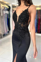 Glamouröses langes Meerjungfrau-Ballkleid mit V-Ausschnitt, Spaghettiträgern und Schlitz