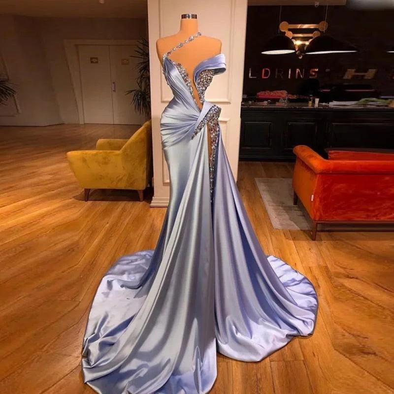 Glamouröses, langes, schulterfreies Ballkleid aus Spitze mit Pailletten und Schlitz