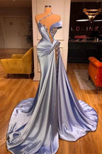 Glamouröses, langes, schulterfreies Ballkleid aus Spitze mit Pailletten und Schlitz