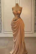 Glamouröses langes, pfirsichfarbenes, trägerloses Sweetheart-Abendkleid aus Satin-Chiffon ohne Ärmel mit Perlen
