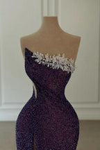 Glamoroso vestido de fiesta largo morado sin tirantes con lentejuelas y cuentas, con abertura