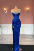Glamouröses langes königsblaues säulenförmiges, trägerloses Ballkleid mit Juwelen und Schlitz
