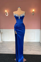 Glamouröses langes königsblaues säulenförmiges, trägerloses Ballkleid mit Juwelen und Schlitz