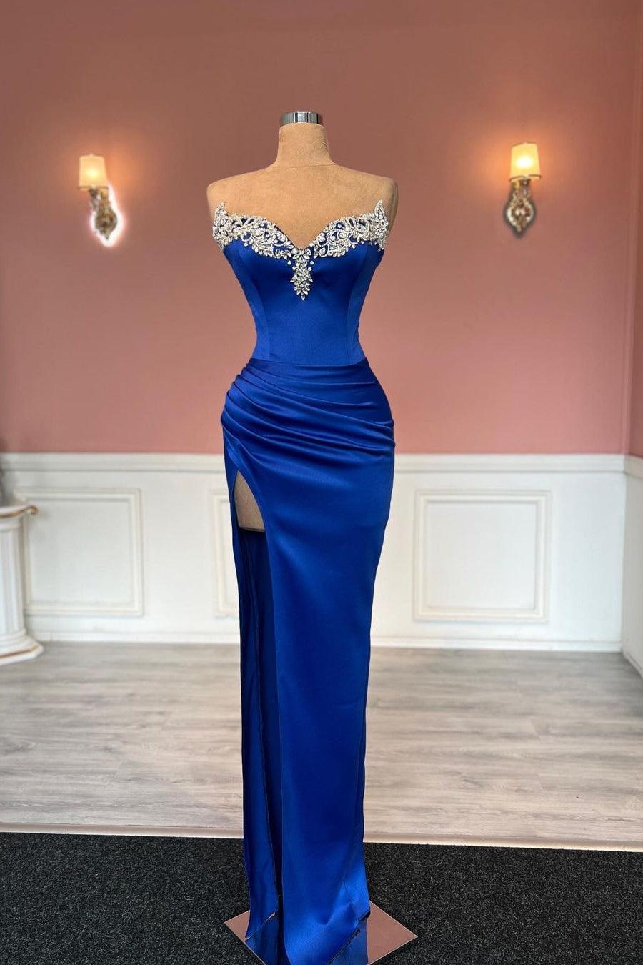 Glamouröses langes königsblaues säulenförmiges, trägerloses Ballkleid mit Juwelen und Schlitz