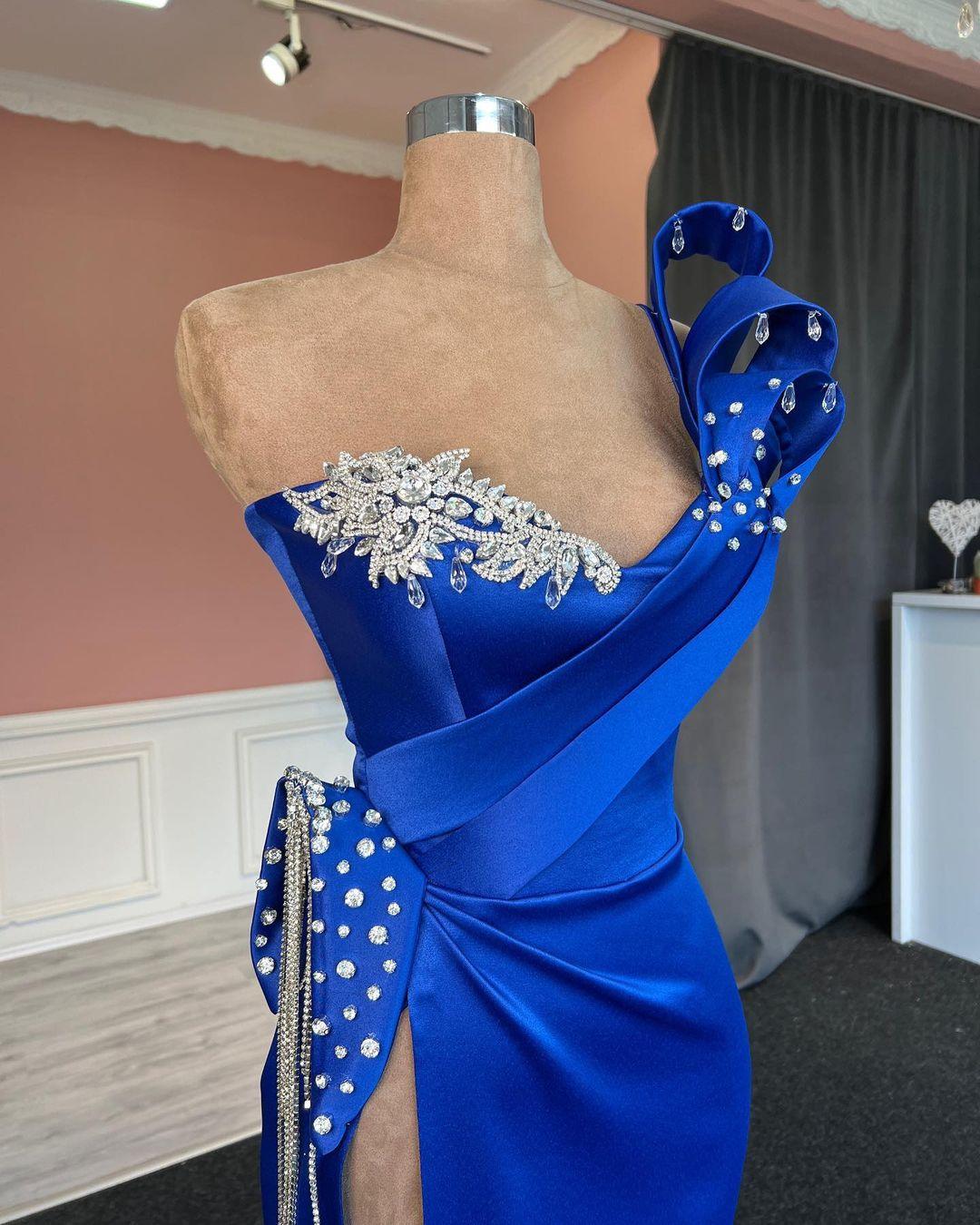 Glamouröses langes, königsblaues, säulenförmiges Ballkleid mit einer Schulter und Juwelen