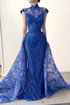 Glamouröses, langes, königsblaues, hochgeschlossenes, ärmelloses Ballkleid aus Spitze mit abnehmbarer Schleppe