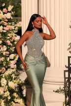 Glamouröses langes, hochgeschlossenes, ärmelloses Ballkleid aus Spitze im Meerjungfrauenstil in Salbeigrün