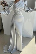 Glamouröses langes silbernes Meerjungfrau-Ballkleid aus plissiertem Satin mit langen Ärmeln und Seitenschlitz