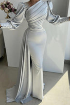 Glamouröses langes silbernes Meerjungfrau-Ballkleid aus plissiertem Satin mit langen Ärmeln und Seitenschlitz