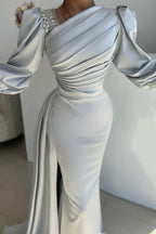 Glamouröses langes silbernes Meerjungfrau-Ballkleid aus plissiertem Satin mit langen Ärmeln und Seitenschlitz