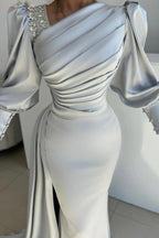 Glamouröses langes silbernes Meerjungfrau-Ballkleid aus plissiertem Satin mit langen Ärmeln und Seitenschlitz
