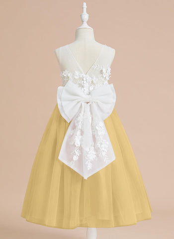 Wadenlanges Kleid aus floraler Spitze mit großer Schleife 