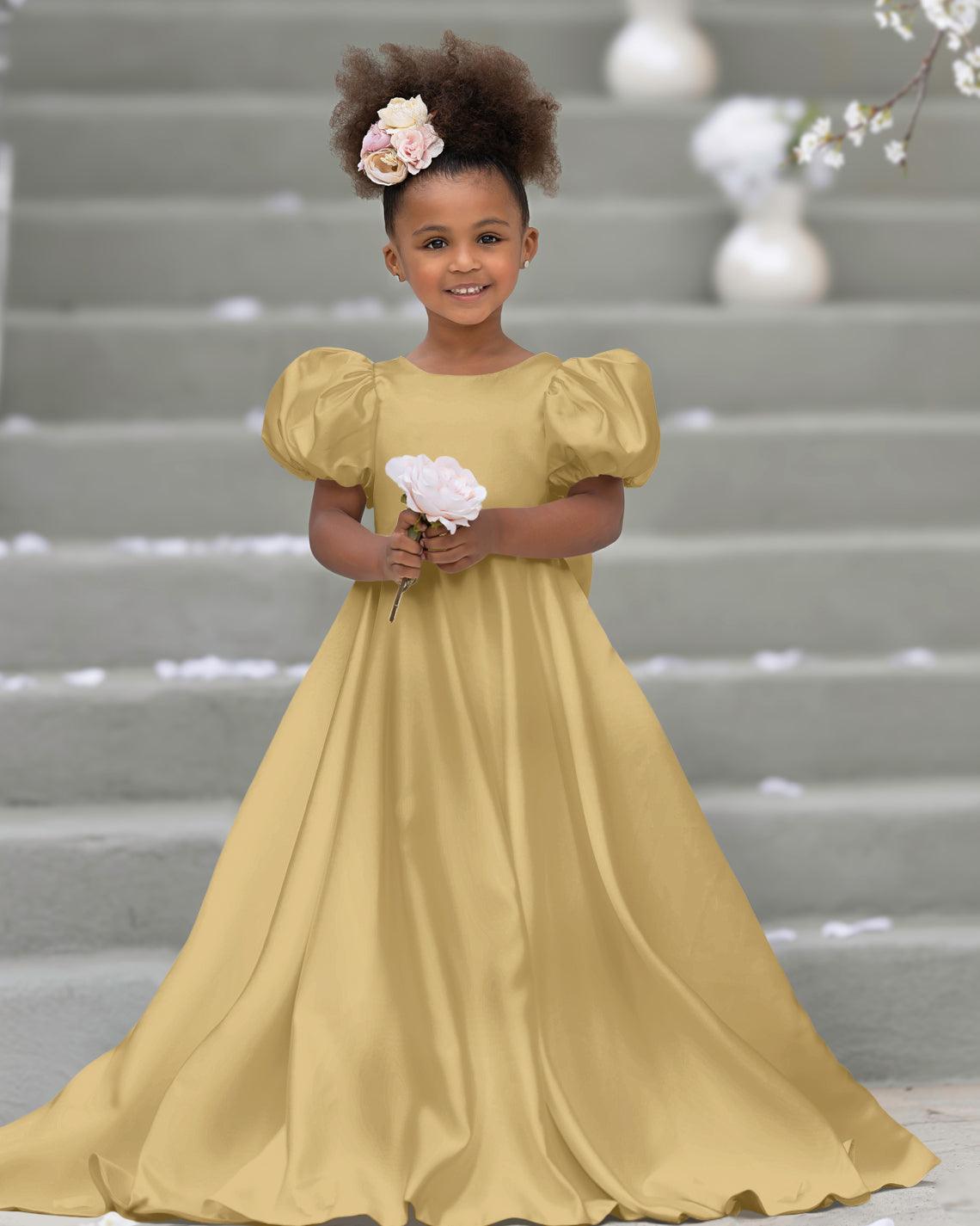 Kleid für Blumenmädchen mit Puffärmeln, Schleife, Knopfleiste hinten und Schleppe 