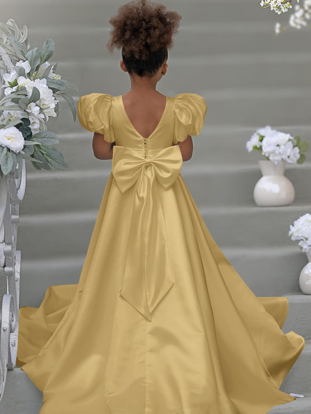 Kleid für Blumenmädchen mit Puffärmeln, Schleife, Knopfleiste hinten und Schleppe 