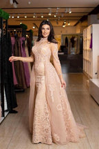 Wunderschönes Ballkleid mit hoher Ausschnitt und langen Ärmeln aus Spitze und Schleppe mit Applikationen