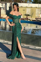 Hermosos vestidos de fiesta verdes sin mangas con escote corazón, hombros descubiertos y encaje con abertura frontal