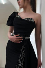 Wunderschönes säulenförmiges, einschultriges, ärmelloses Ballkleid aus Satin mit Paillettenschlitz