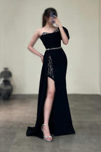 Wunderschönes säulenförmiges, einschultriges, ärmelloses Ballkleid aus Satin mit Paillettenschlitz
