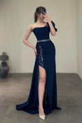 Wunderschönes säulenförmiges, einschultriges, ärmelloses Ballkleid aus Satin mit Paillettenschlitz