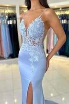 Wunderschönes säulenförmiges Satin-Spaghettiträger-ärmelloses Ballkleid mit Applikationen und Schlitz