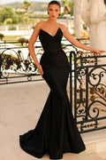 Wunderschönes säulenförmiges, ärmelloses schwarzes Ballkleid aus Satin mit Herzausschnitt