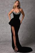 Wunderschönes säulenförmiges, ärmelloses schwarzes Ballkleid aus Satin mit Herzausschnitt und Schlitz vorne