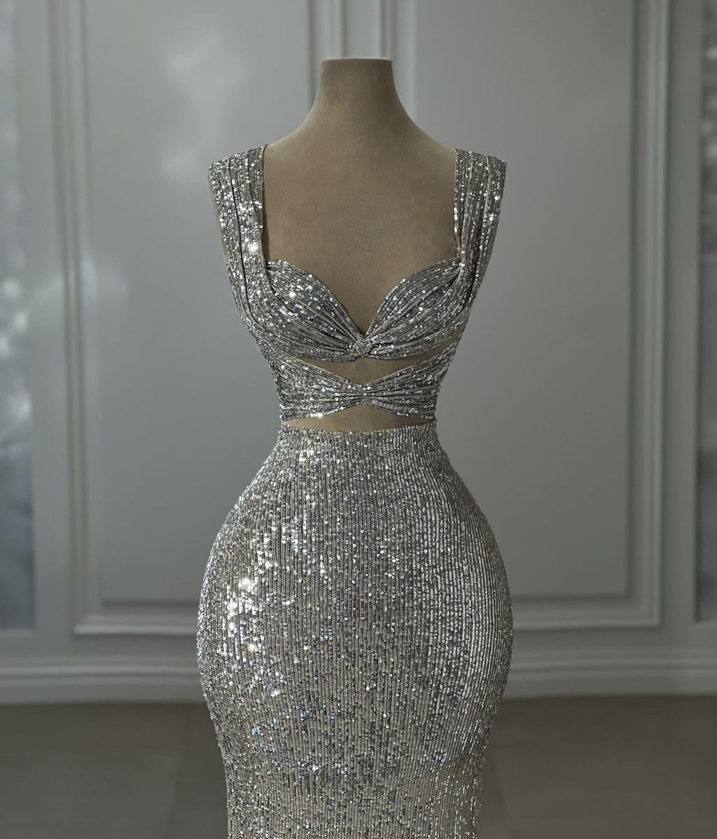 Wunderschönes säulenförmiges, schulterfreies, ärmelloses silbernes Ballkleid mit Pailletten