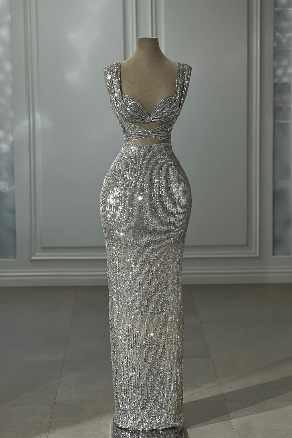 Wunderschönes säulenförmiges, schulterfreies, ärmelloses silbernes Ballkleid mit Pailletten