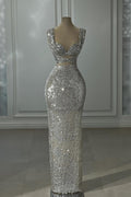 Wunderschönes säulenförmiges, schulterfreies, ärmelloses silbernes Ballkleid mit Pailletten