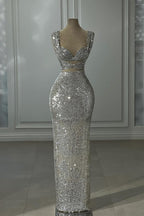 Wunderschönes säulenförmiges, schulterfreies, ärmelloses silbernes Ballkleid mit Pailletten