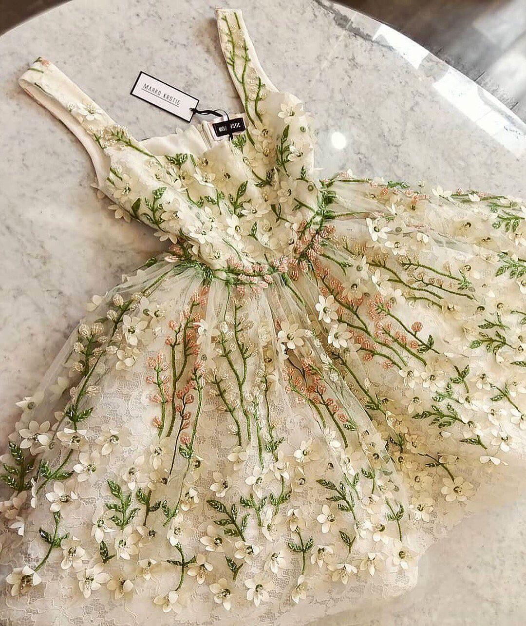 Hermosos vestidos de fiesta con tirantes y flores hasta la rodilla para el regreso a casa