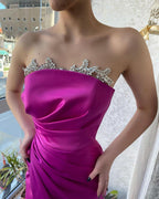 Wunderschönes trägerloses Ballkleid mit Kristallen und Schlitz in Fuchsia