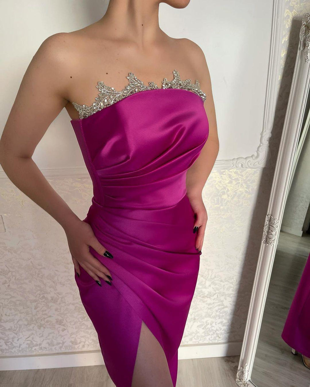 Wunderschönes trägerloses Ballkleid mit Kristallen und Schlitz in Fuchsia